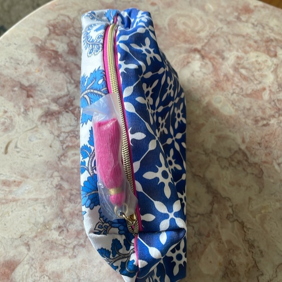 New Without Tags~Woman’s Estée Lauder Blue/White Zippered Cosmetic Bag - Picture 3 of 6